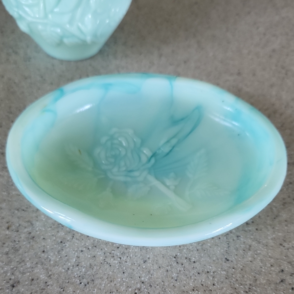 Avon Skin-So-Soft Bath Oil in Aqua Bottle - Picture 2 of 4